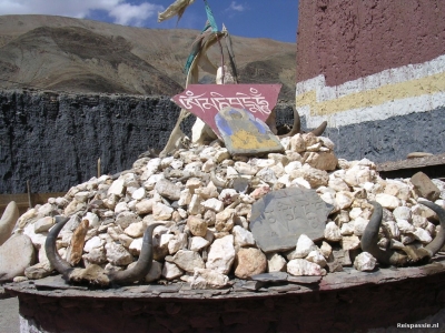 Lhasa naar Kathmandu - Gebedsstenen bij Sakya