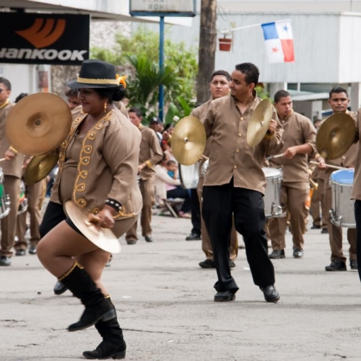 Achter de fanfare aan ...