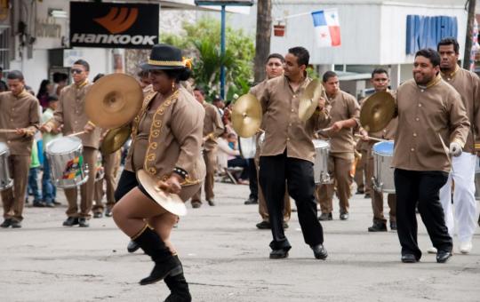 Achter de fanfare aan ...