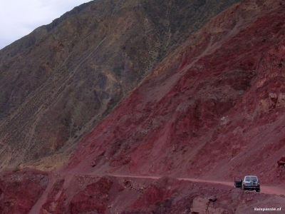 Zhongdian naar Lhasa - Rode rotsen in de buurt van Yanjing
