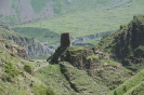 Kazbegi - Oude toren langs het pad