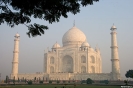 Agra, Doorkijkje naar de Taj Mahal in het ochtendlicht