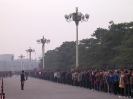Beijing - Drukte op het Tianmen plein voor het mausoleum van Mao