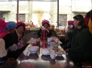 Zhongdian - Gezellig tafelen op de markt