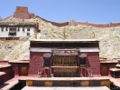 Lhasa naar Kathmandu - Klooster binnenplaats bij het Pelchor Chode