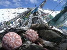Zhongdian naar Lhasa - Gebedsstenen op de top van een bergpas
